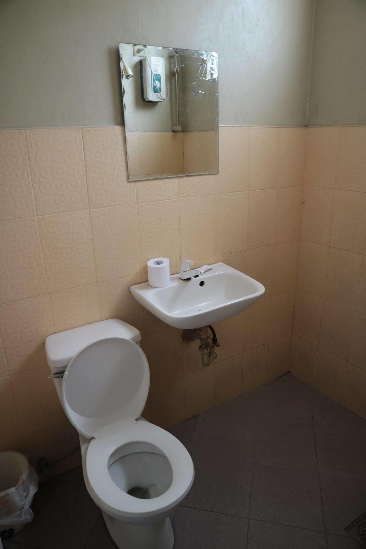 Newport Oak Pension Inn Tagbilaran-stad Buitenkant foto