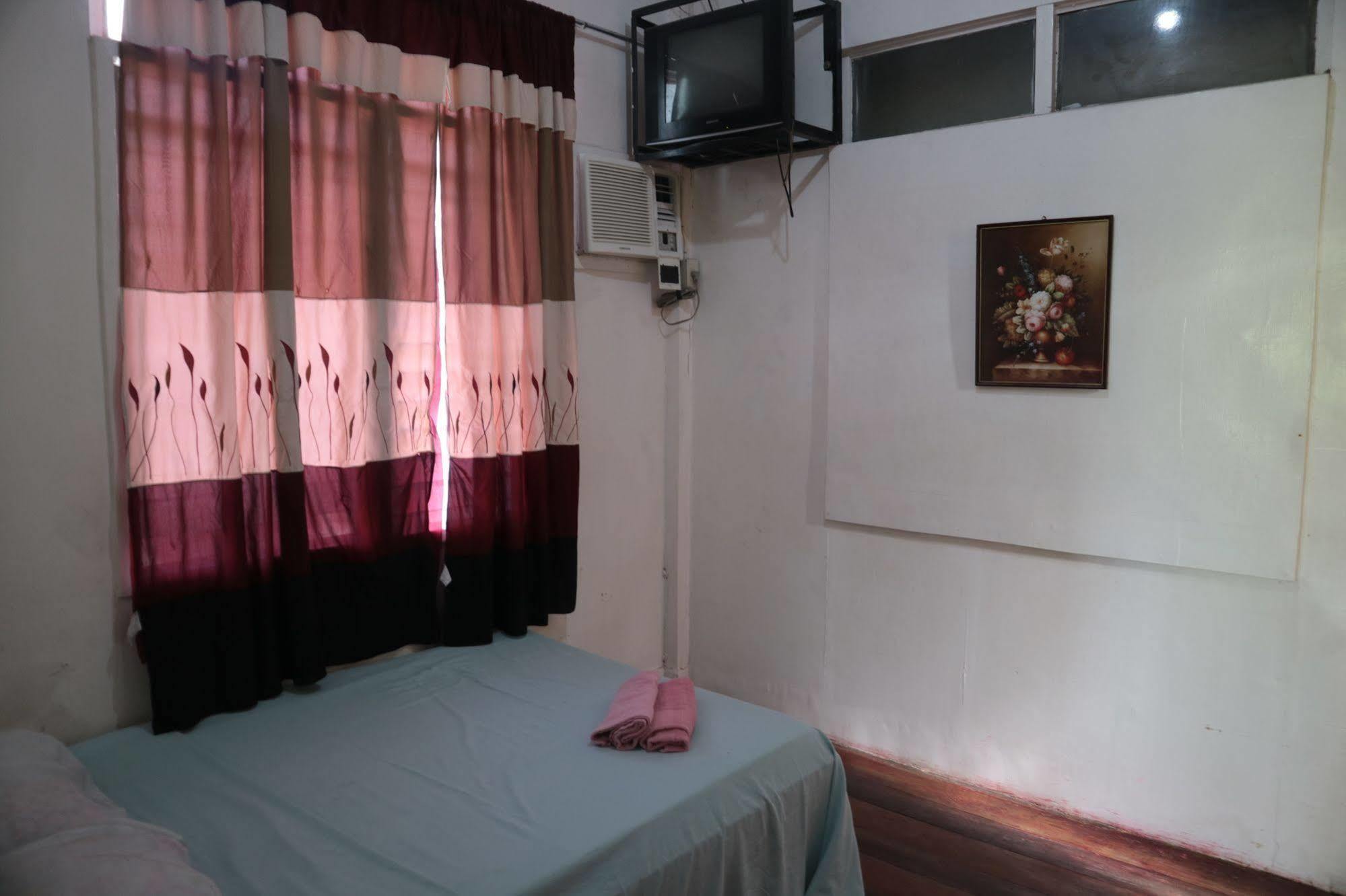 Newport Oak Pension Inn Tagbilaran-stad Buitenkant foto
